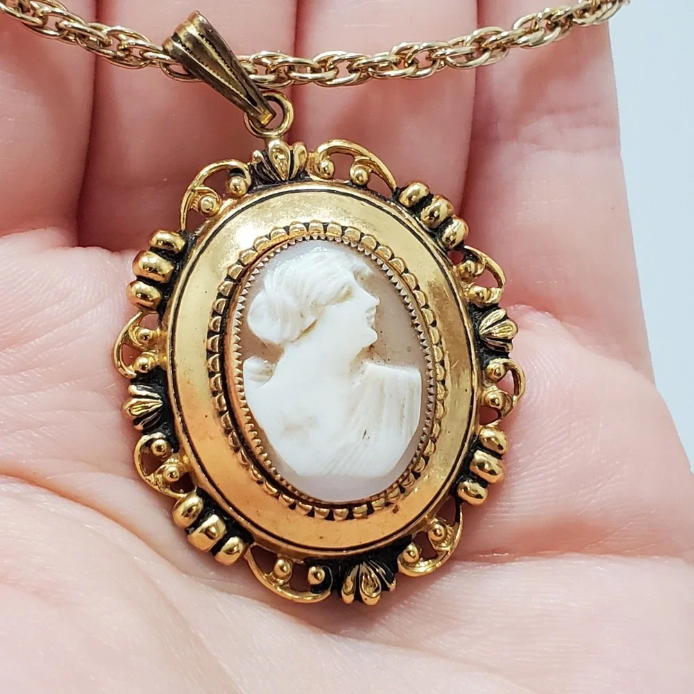 Vintage Beige & White Oval Cameo Locket Gold Tone Chain Victorian Style Necklace
